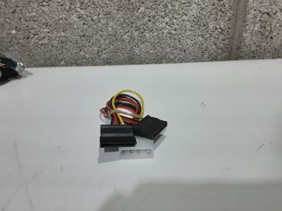 4D-33
conector de corriente de IDE a 2 SATA
