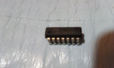 4A-33
Circuito Integrado HD74HC14P
