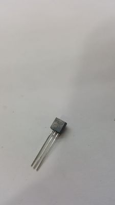 8A- 04
Transistor S9014 NPN
